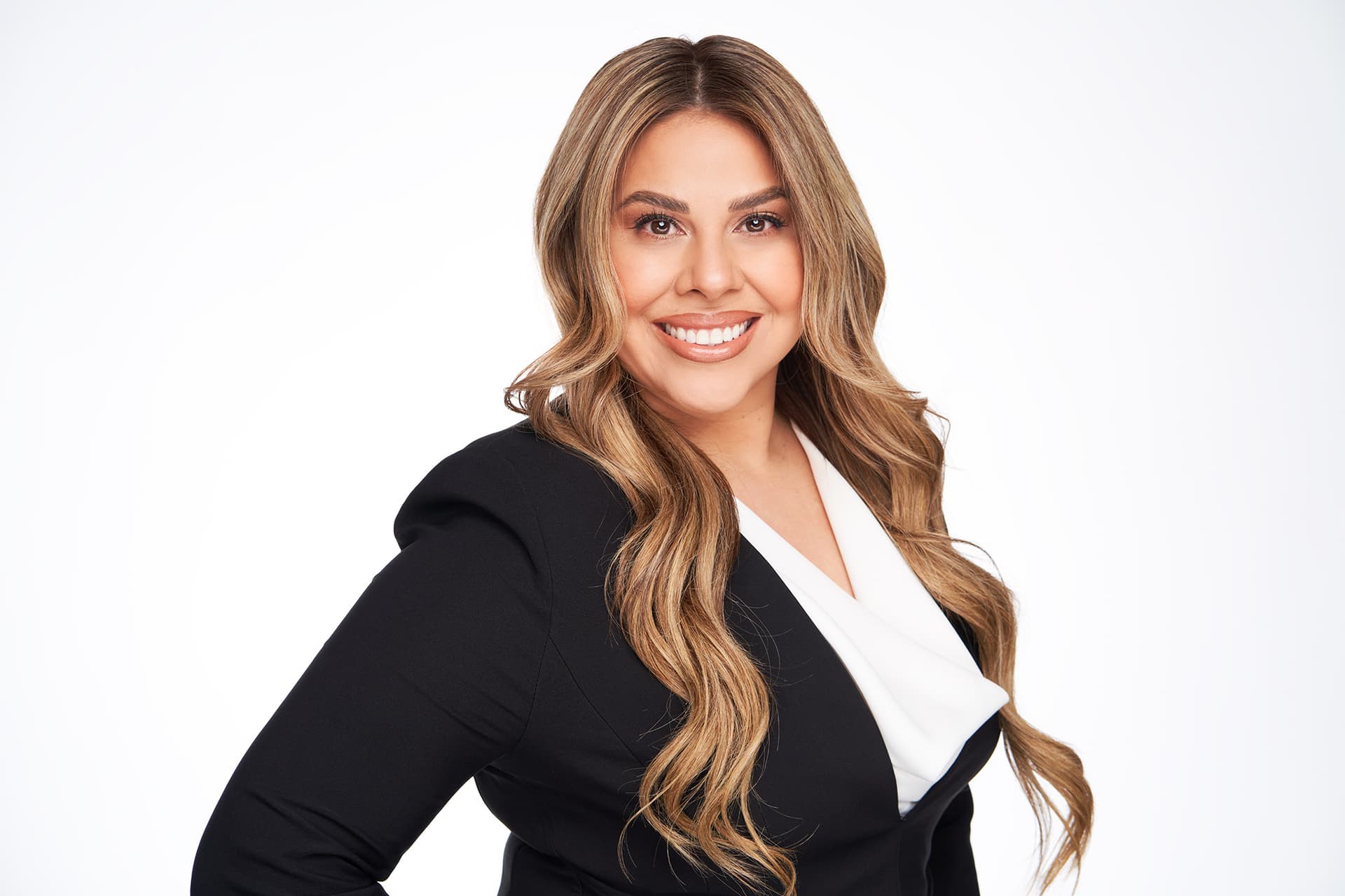 Lisa Kozin RE/MAX realtor headshot - Camarillo